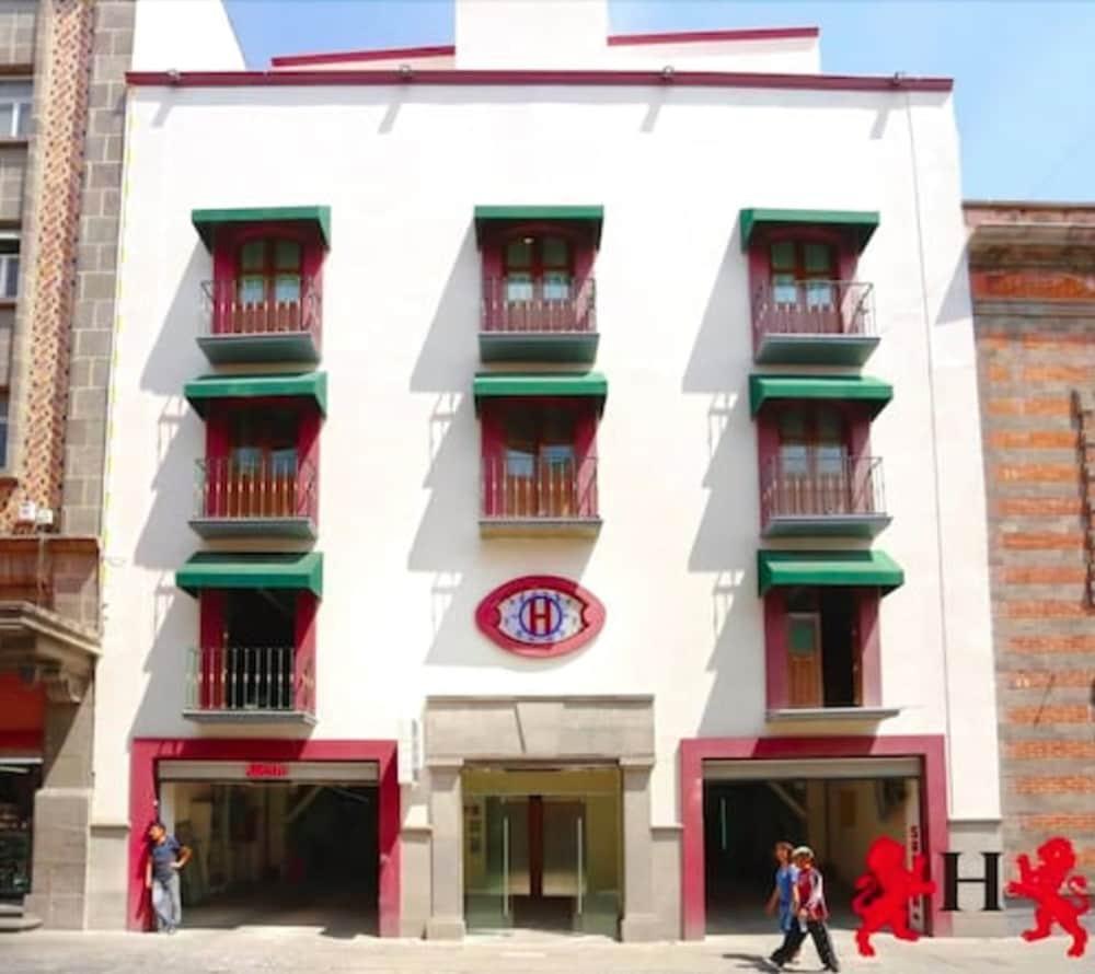 Hotel Leones